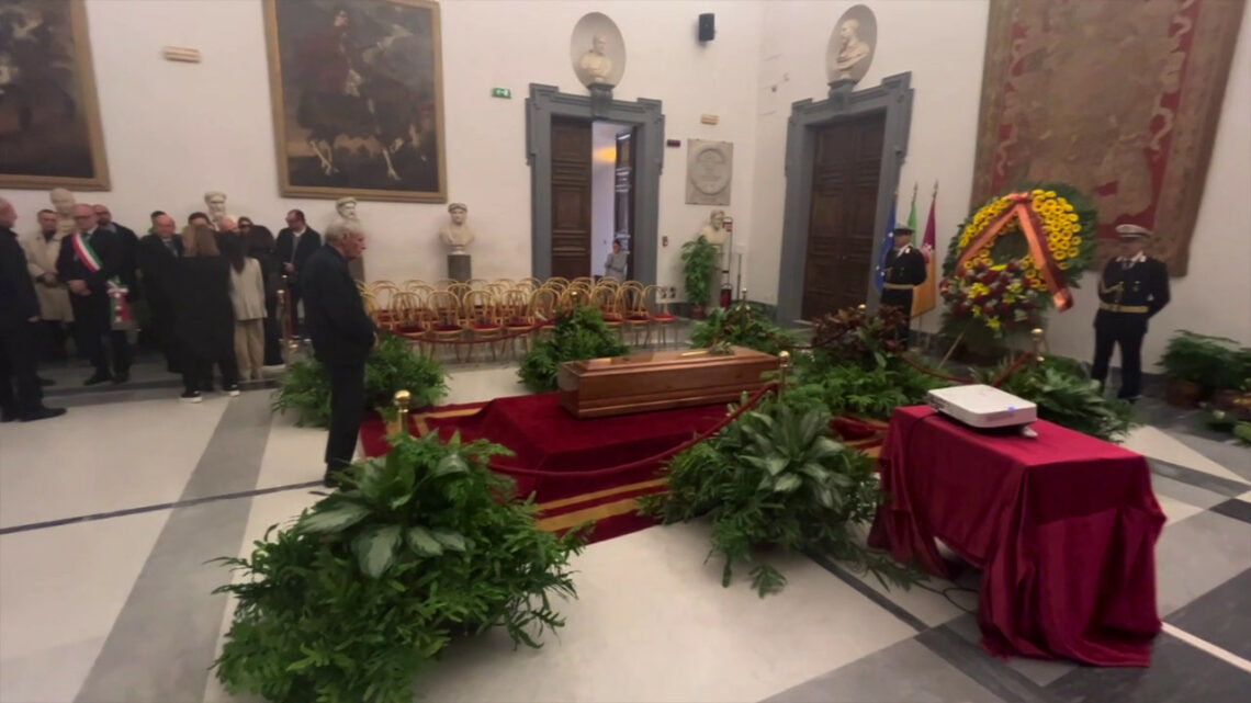 L’addio a Gianni Minà, l’arrivo del feretro alla camera ardente L’addio a Gianni Minà, l’arrivo del feretro alla camera ardente
