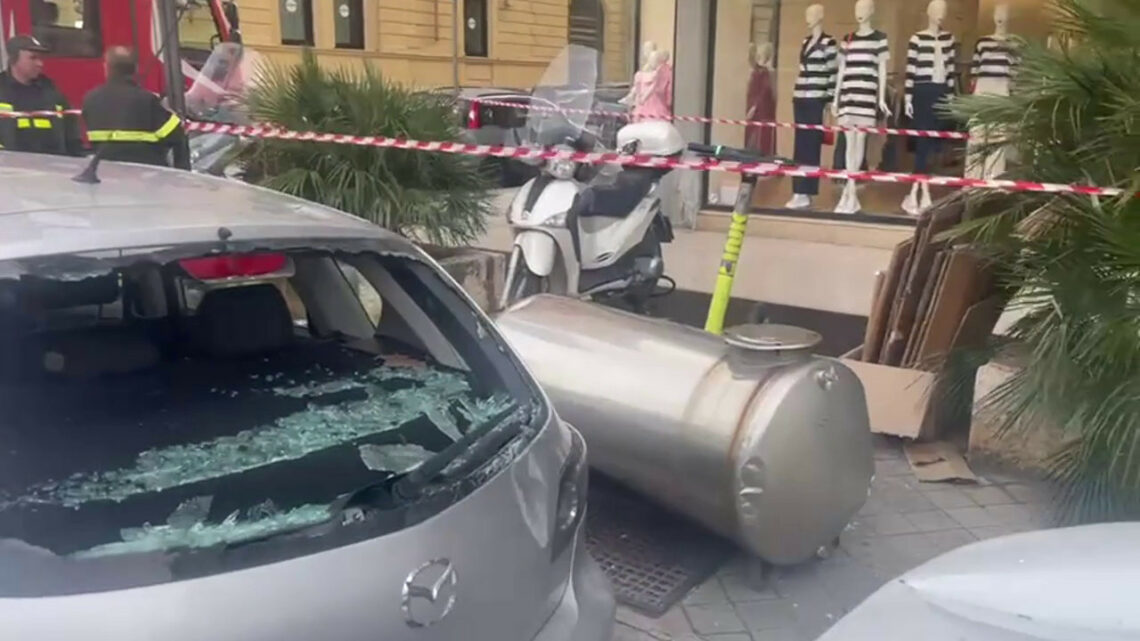 Scaldabagno giù da un balcone, sfiorata tragedia nel centro di Palermo Scaldabagno giù da un balcone, sfiorata tragedia nel centro di Palermo