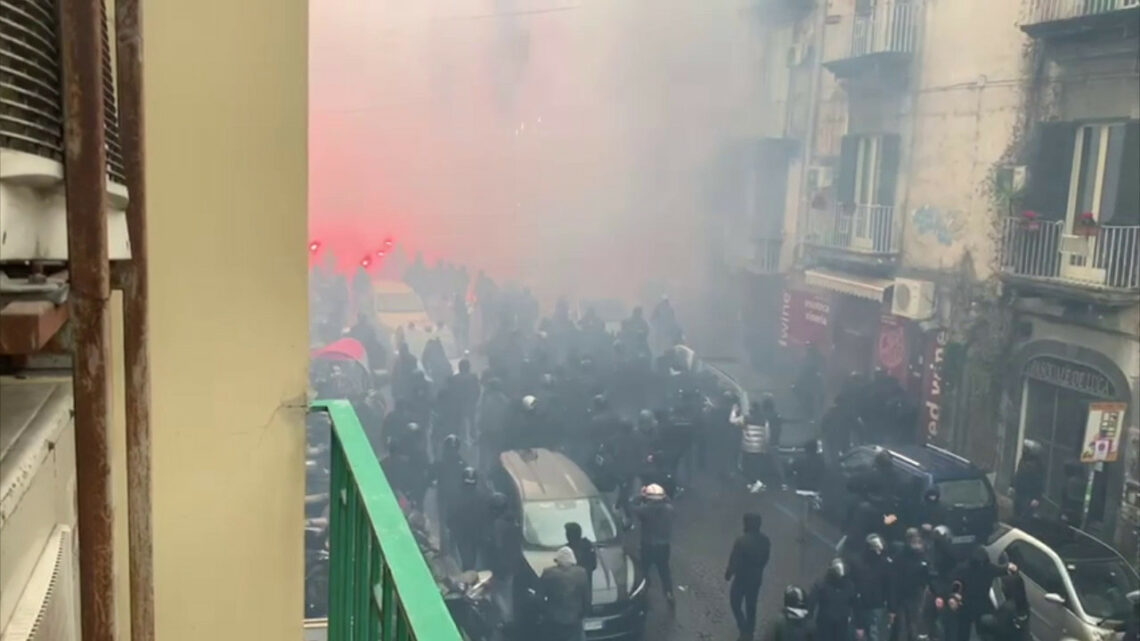 Guerriglia in centro a Napoli con i tifosi dell’Eintracht Guerriglia in centro a Napoli con i tifosi dell’Eintracht