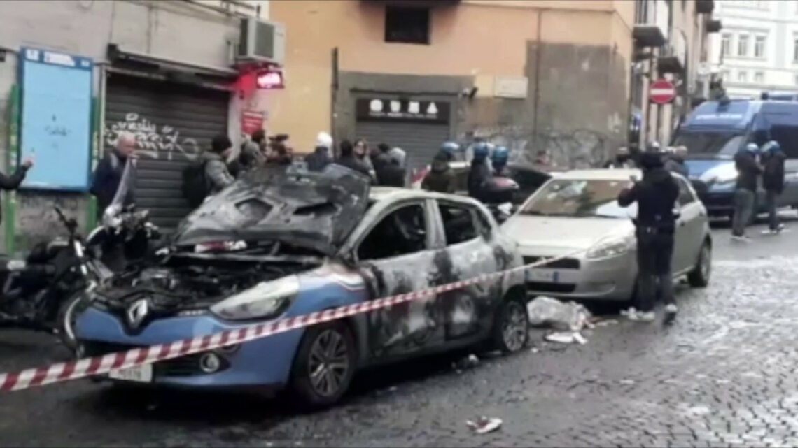 Sampietrini contro bus con tifosi Eintracht a Napoli, le immagini Sampietrini contro bus con tifosi Eintracht a Napoli, le immagini