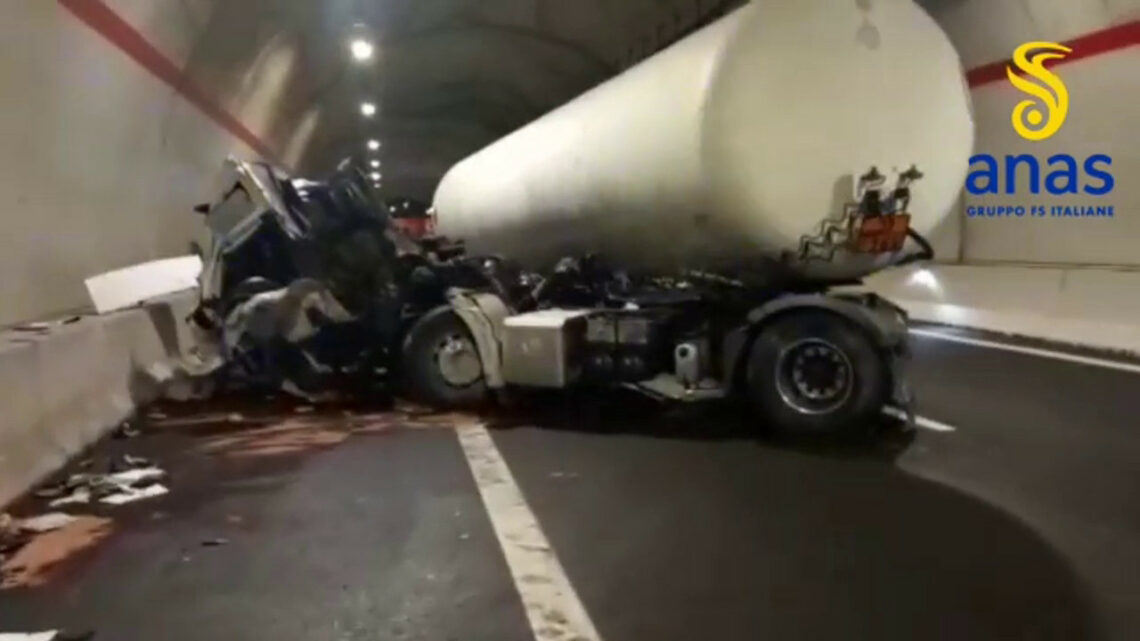 Si ribalta cisterna di gas nel Cosentino, un ferito Si ribalta cisterna di gas nel Cosentino, un ferito