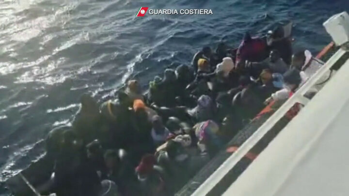 Barchino migranti affonda a Lampedusa, le immagini del salvataggio