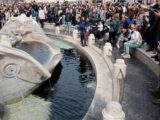 Ultima Generazione imbratta la Barcaccia del Bernini a Roma, Sangiuliano “Ora basta”