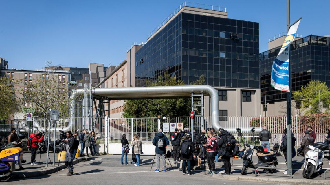 Seconda notte in ospedale per Berlusconi, Tajani “Reagisce alle cure” Seconda notte in ospedale per Berlusconi, Tajani “Reagisce alle cure”