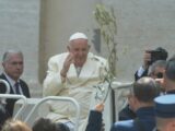 Il Papa non parteciperà alla Via Crucis, la seguirà da Santa Marta