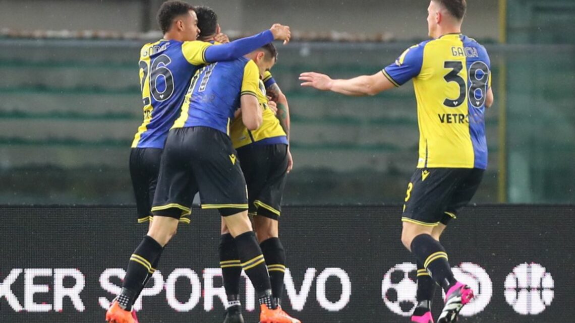 Il Verona ribalta il Sassuolo e resta in corsa per la salvezza Il Verona ribalta il Sassuolo e resta in corsa per la salvezza