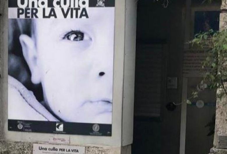 Milano, neonato lasciato con una lettera in ospedale dalla madre Milano, neonato lasciato con una lettera in ospedale dalla madre