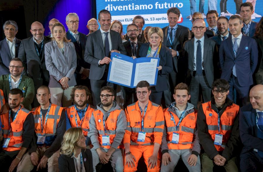 Lavoro, nasce Distretto Italia per formare 10 mila giovani Lavoro, nasce Distretto Italia per formare 10 mila giovani