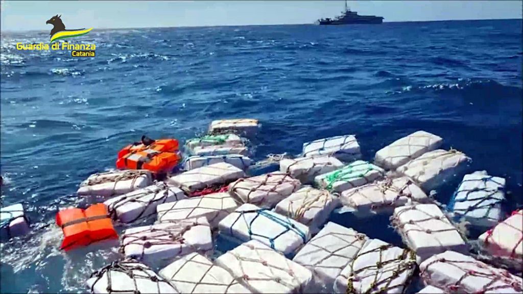Catania,ritrovate e sequestrate 2 tonnellate di cocaina in mare aperto Catania,ritrovate e sequestrate 2 tonnellate di cocaina in mare aperto
