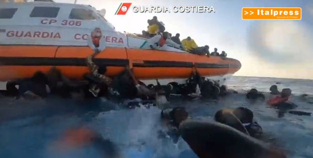 Immigrazione, 35 imbarcazioni soccorse e 3 naufragi Immigrazione, 35 imbarcazioni soccorse e 3 naufragi