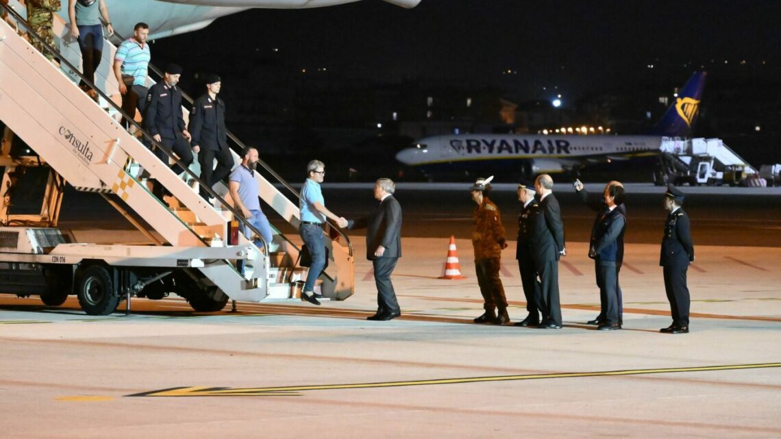 Atterrato primo aereo con italiani evacuati dal Sudan, ad accoglierli Tajani Atterrato primo aereo con italiani evacuati dal Sudan, ad accoglierli Tajani