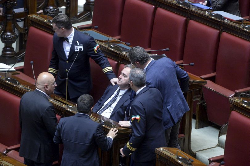 Def, dopo bagarre e malore per Bonelli via libera della Camera Def, dopo bagarre e malore per Bonelli via libera della Camera