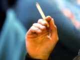Il 16% dei 13-15enni fuma regolarmente, in maggioranza ragazze