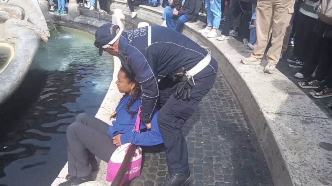 Clima, blitz degli attivisti a Roma. Liquido nero nella Barcaccia Clima, blitz degli attivisti a Roma. Liquido nero nella Barcaccia