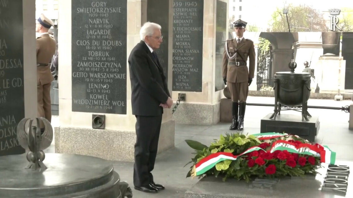 Mattarella depone una corona al Milite Ignoto a Varsavia Mattarella depone una corona al Milite Ignoto a Varsavia