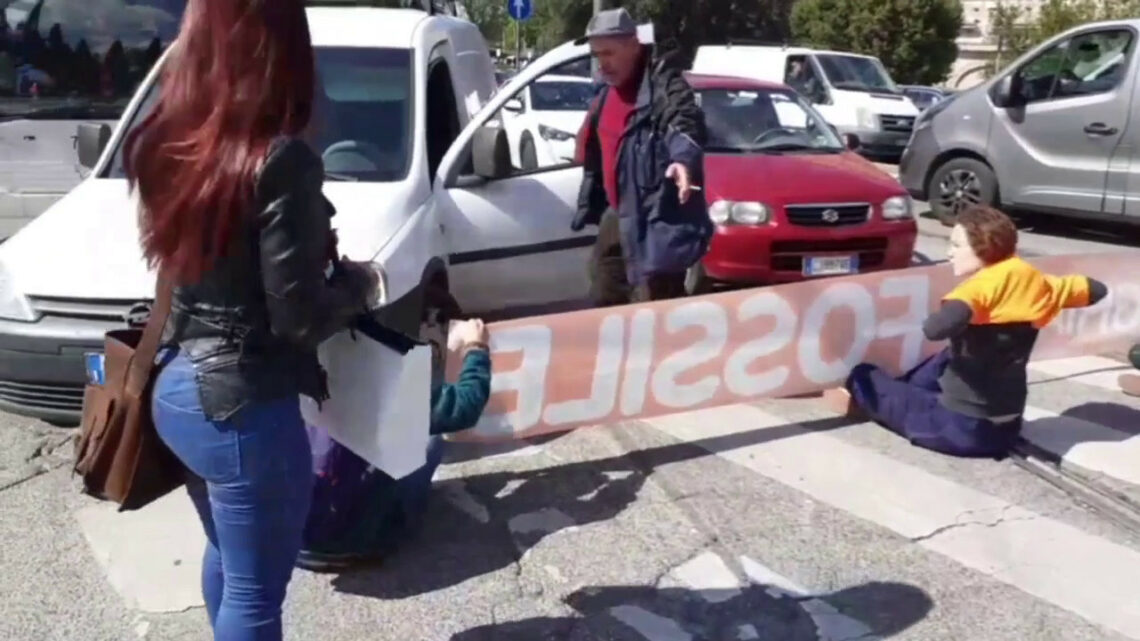 Attivisti di Ultima Generazione bloccano il traffico al Colosseo Attivisti di Ultima Generazione bloccano il traffico al Colosseo