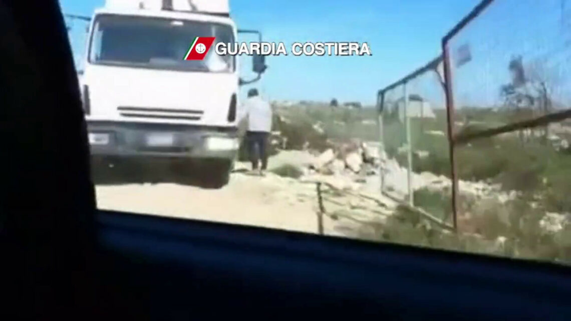 Gestivano una discarica di rifiuti abusiva, 4 denunciati nel Salento Gestivano una discarica di rifiuti abusiva, 4 denunciati nel Salento