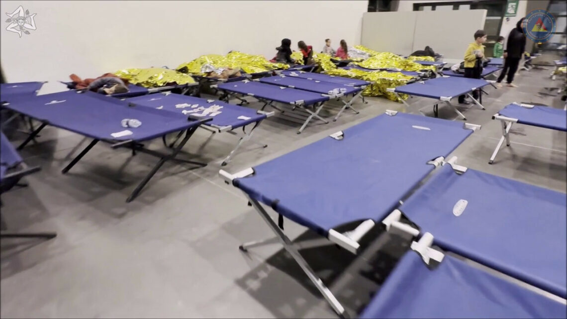 Due tendostrutture a Catania per accogliere 700 migranti Due tendostrutture a Catania per accogliere 700 migranti