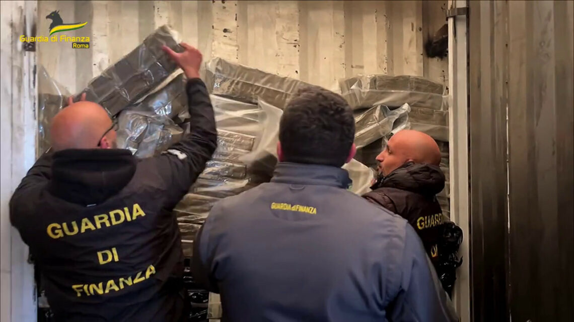 Roma, intercettato Tir carico di hashish. Arrestato il conducente Roma, intercettato Tir carico di hashish. Arrestato il conducente