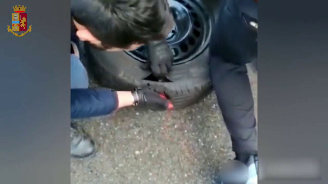 Con 34 Kg droga nella ruota di scorta, arrestato al traforo del Frejus Con 34 Kg droga nella ruota di scorta, arrestato al traforo del Frejus