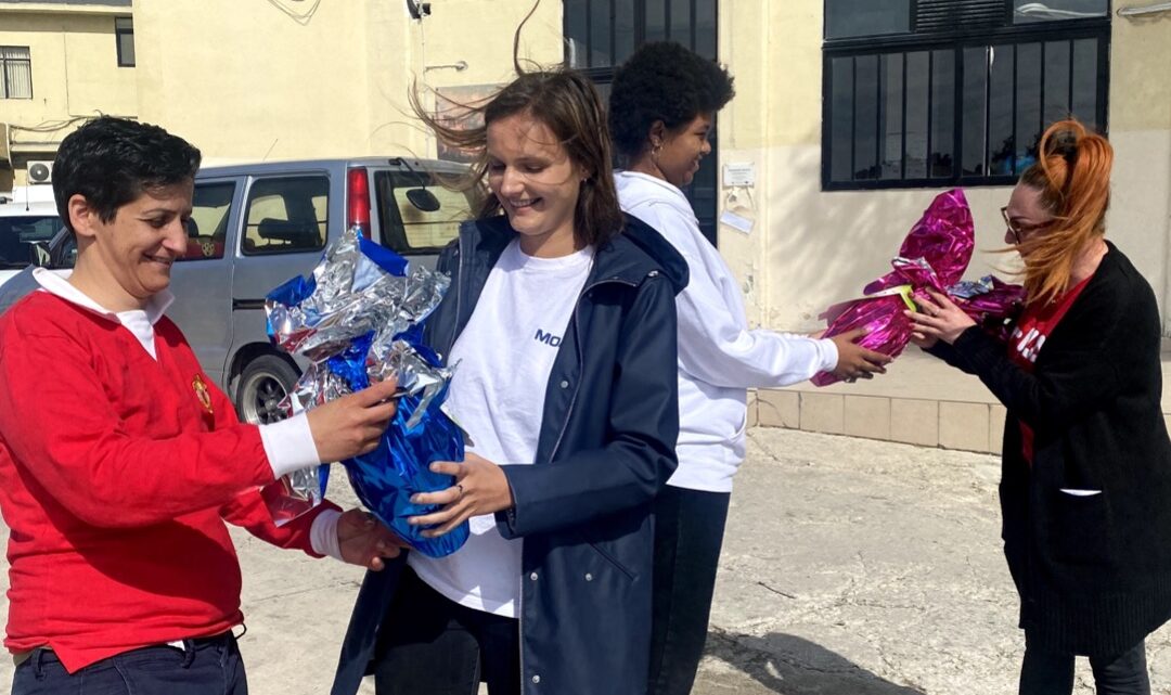 Una dolce sorpresa pasquale: MOAS dona 115 uova di cioccolato ai richiedenti asilo a Malta Una dolce sorpresa pasquale: MOAS dona 115 uova di cioccolato ai richiedenti asilo a Malta