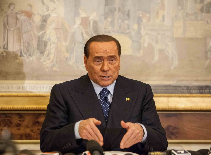 Berlusconi, il bollettino medico: ha un’infezione polmonare. Da tempo malato di leucemia Berlusconi, il bollettino medico: ha un’infezione polmonare. Da tempo malato di leucemia