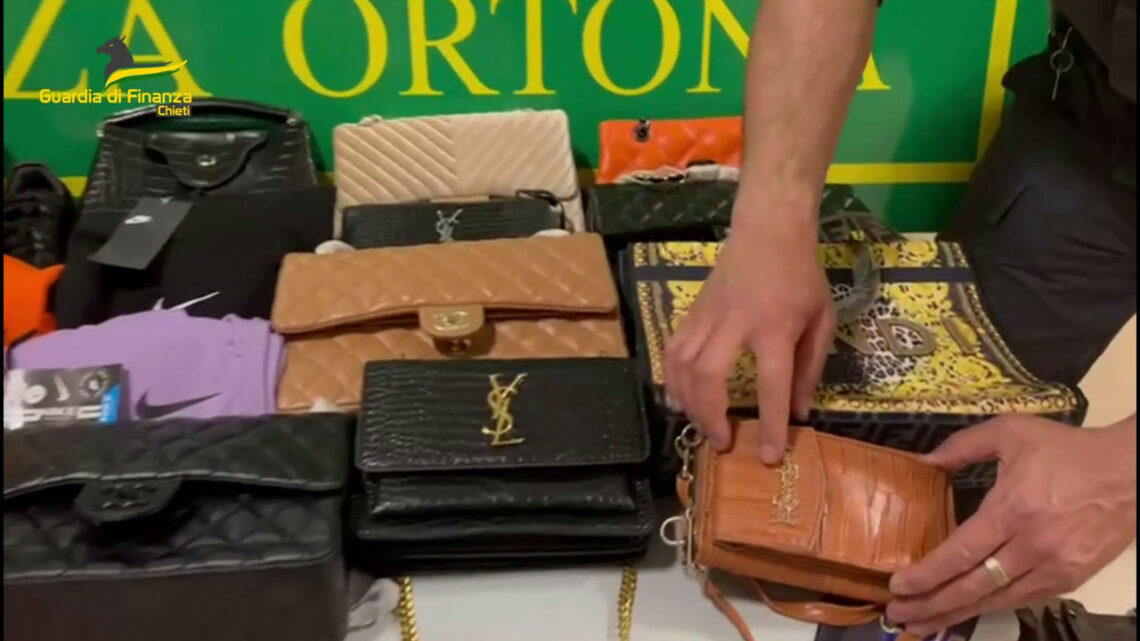 In vetrina a Ortona abbigliamento griffato contraffatto In vetrina a Ortona abbigliamento griffato contraffatto