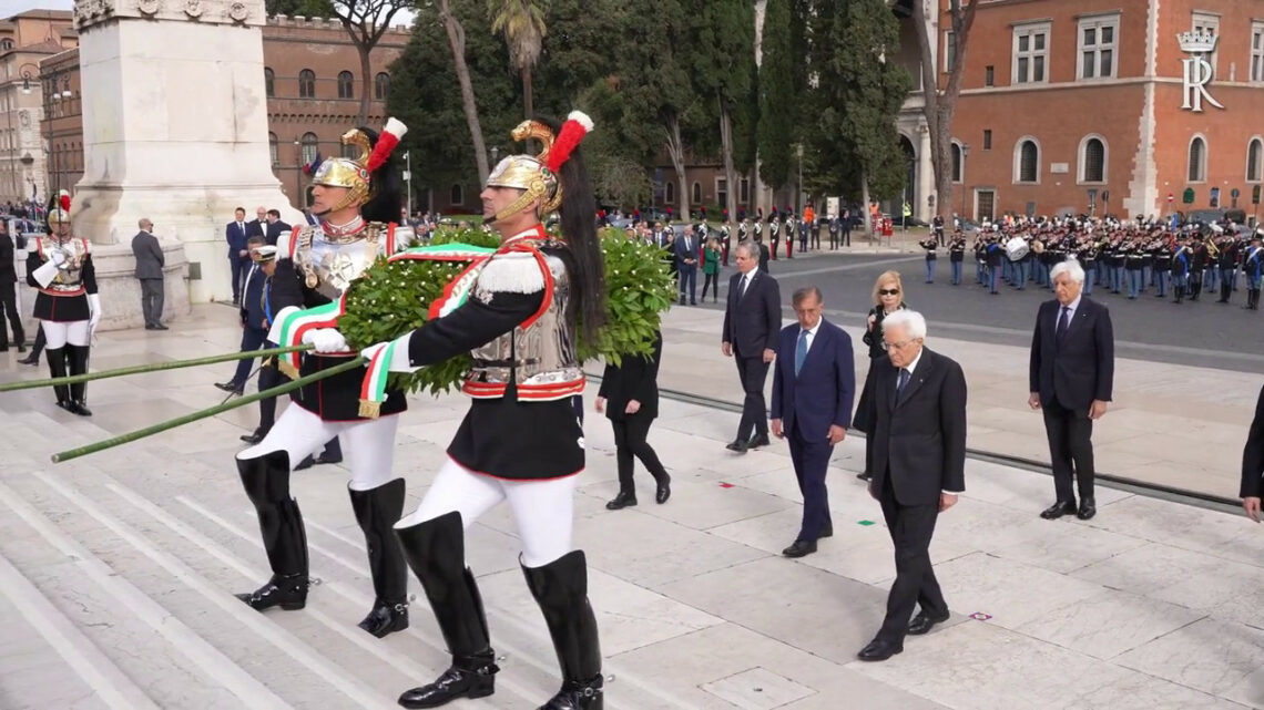 Mattarella depone corona d’alloro sulla Tomba del Milite Ignoto Mattarella depone corona d’alloro sulla Tomba del Milite Ignoto