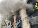 Densa nuvola di fumo per un incendio in un negozio a Genova
