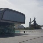 L'Auditorium di Bagnoli a Napoli è sullo sfondo il vecchio Altofonte dell'Italsider (ph. in24 / P. Nigro).