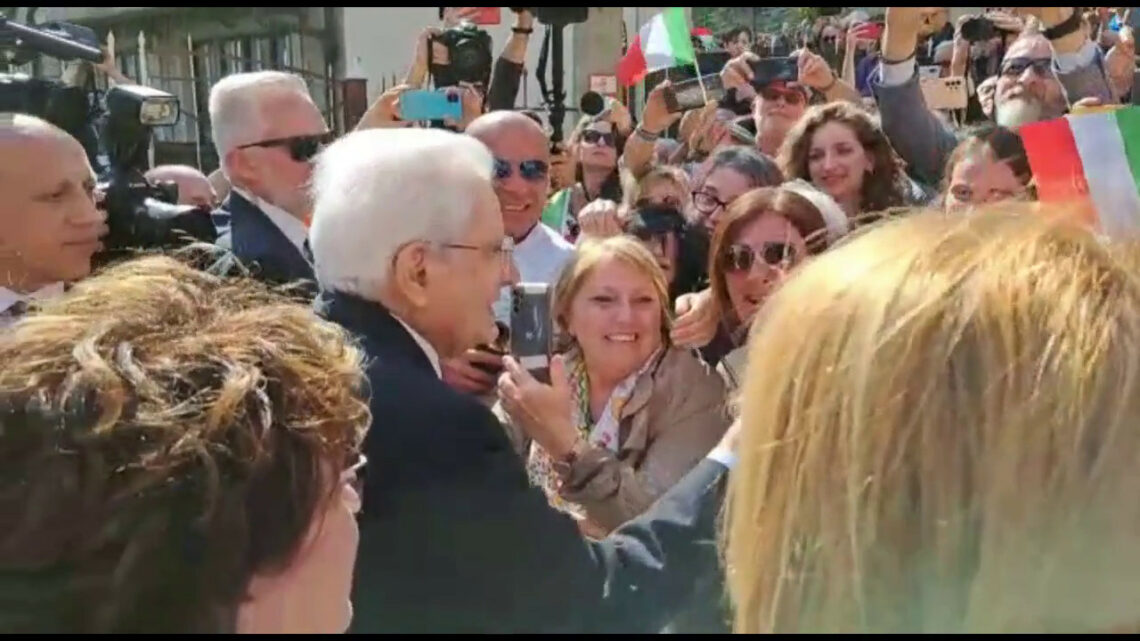 Fuoriprogramma “rosanero” per Mattarella, firma sciarpa a tifosa Fuoriprogramma “rosanero” per Mattarella, firma sciarpa a tifosa