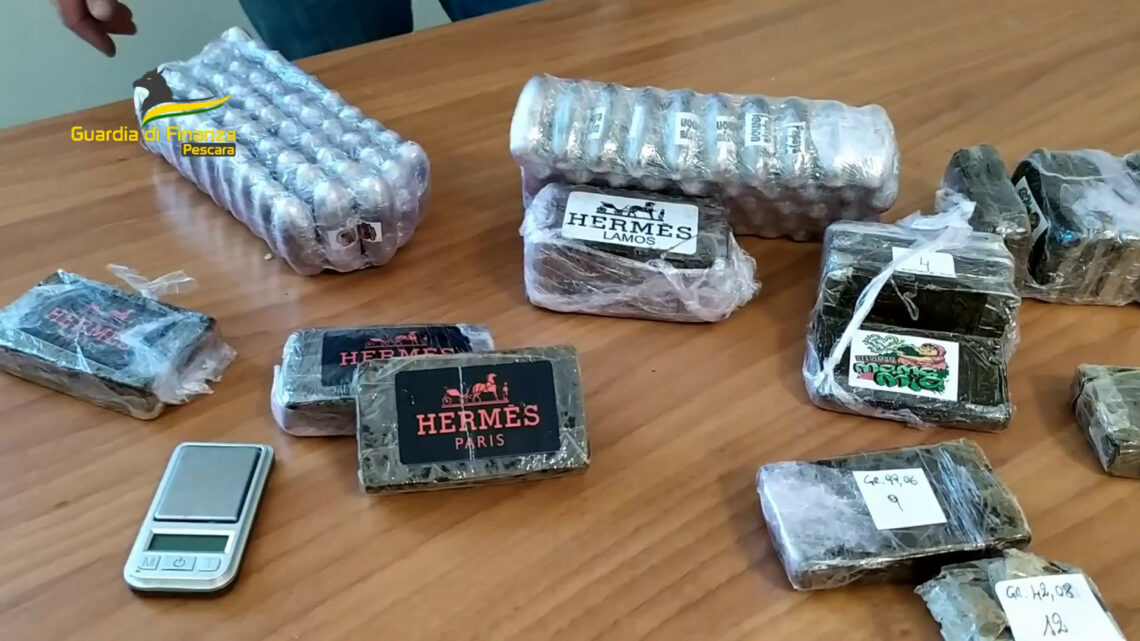 Trovato in casa con 3 kg di hashish, arrestato 59enne a Pescara Trovato in casa con 3 kg di hashish, arrestato 59enne a Pescara