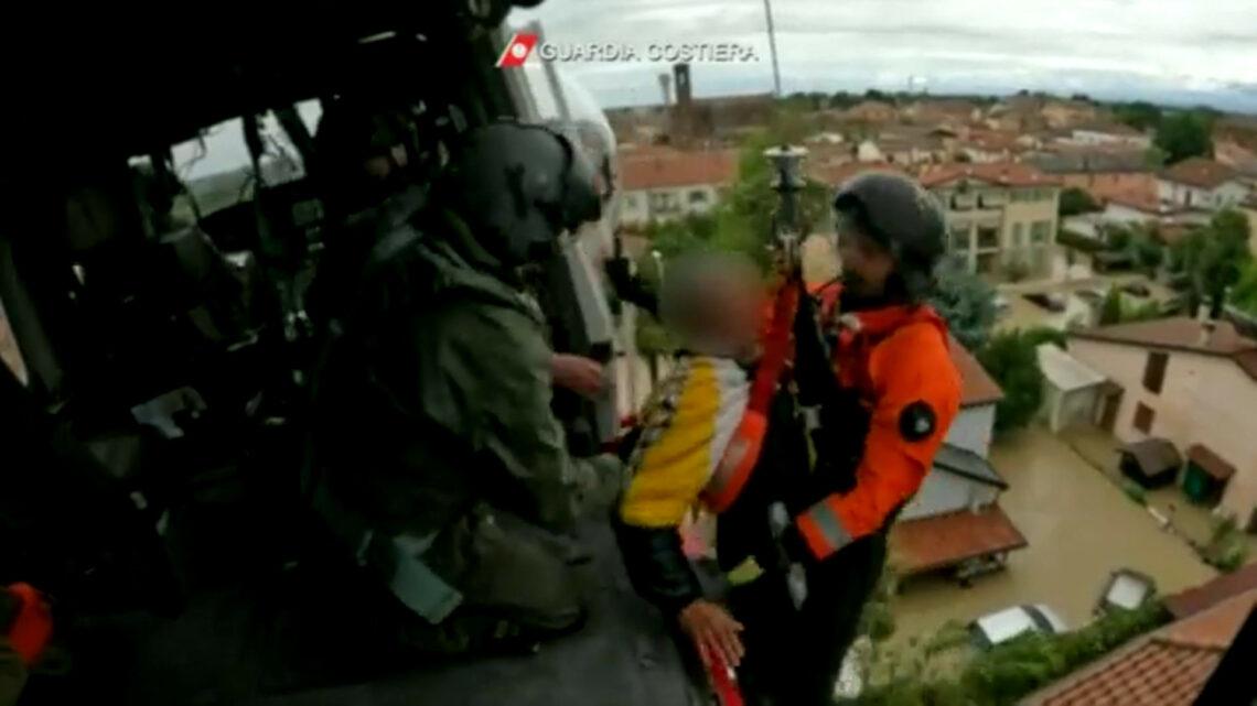 A Cervia 3 elicotteri della Guardia Costiera hanno evacuato 37 persone A Cervia 3 elicotteri della Guardia Costiera hanno evacuato 37 persone