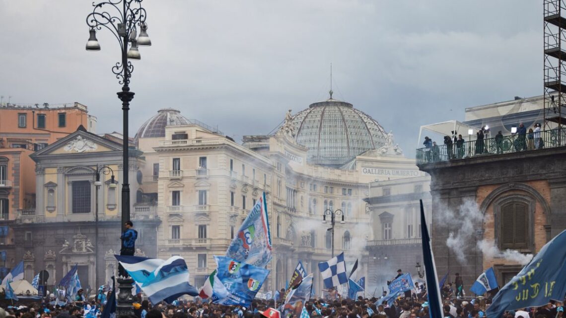 Scudetto al Napoli dopo 33 anni, grande festa azzurra Scudetto al Napoli dopo 33 anni, grande festa azzurra