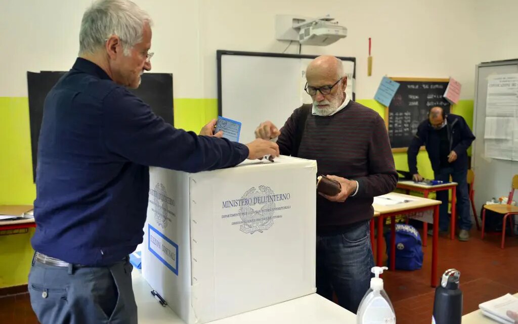 Amministrative, si vota in Sicilia, Sardegna e per i ballottaggi. Cala affluenza Amministrative, si vota in Sicilia, Sardegna e per i ballottaggi. Cala affluenza