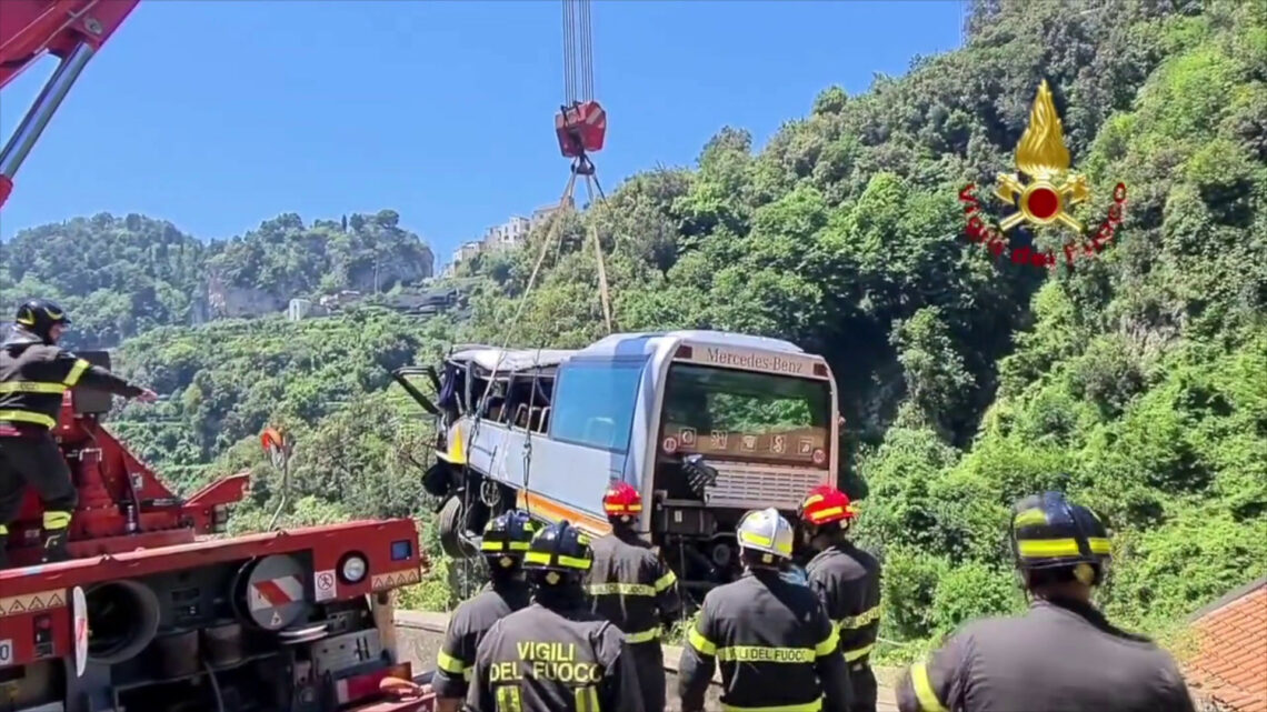 Recuperato il pullman precipitato in Costiera Amalfitana Recuperato il pullman precipitato in Costiera Amalfitana