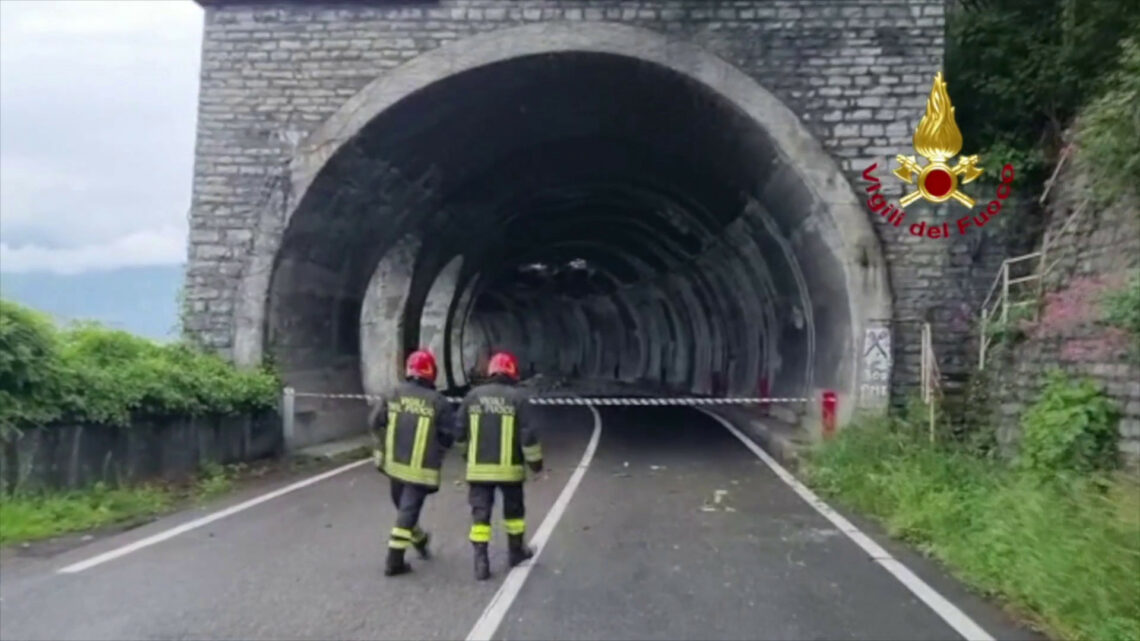 Lecco, frana provoca crollo in galleria. Bloccata strada e ferrovia Lecco, frana provoca crollo in galleria. Bloccata strada e ferrovia