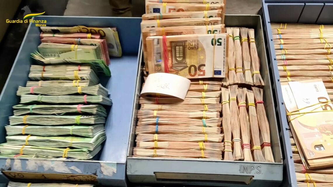 Monza, sequestrati a usuraio denaro contante e Rolex per 225mila euro Monza, sequestrati a usuraio denaro contante e Rolex per 225mila euro