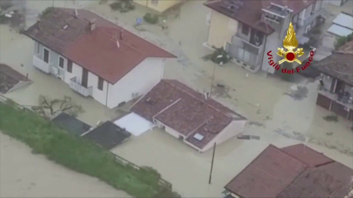 Maltempo Emilia Romagna, esondato Savio a Cesena. Persone sui tetti Maltempo Emilia Romagna, esondato Savio a Cesena. Persone sui tetti