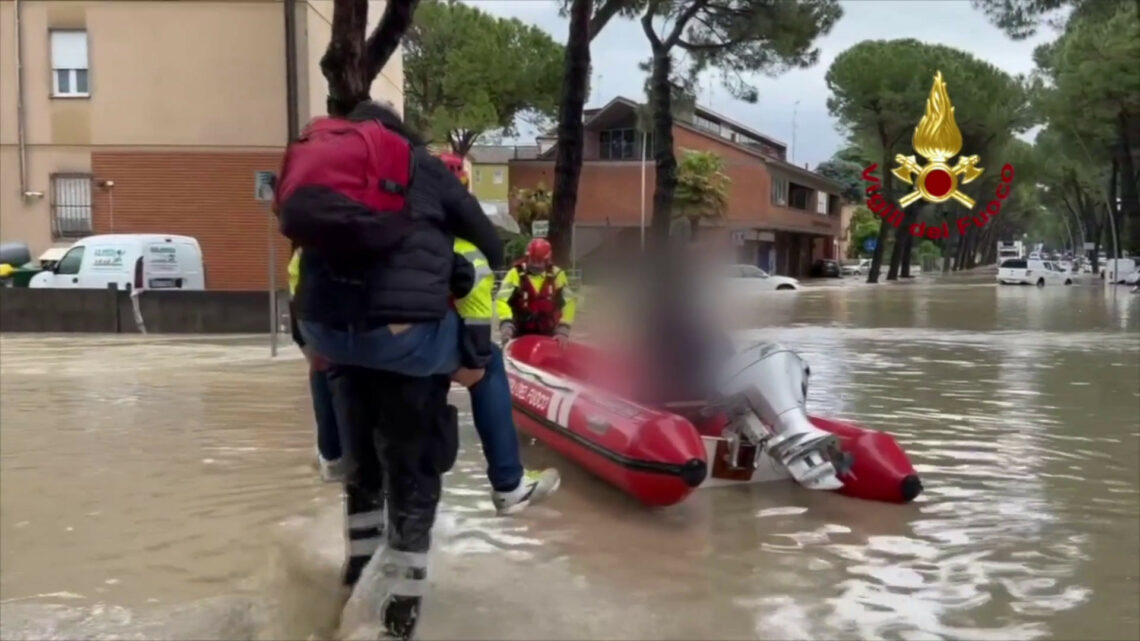 Emilia Romagna, l’acqua fin dentro le case. Le immagini dei soccorsi Emilia Romagna, l’acqua fin dentro le case. Le immagini dei soccorsi
