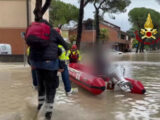 Emilia Romagna, l’acqua fin dentro le case. Le immagini dei soccorsi