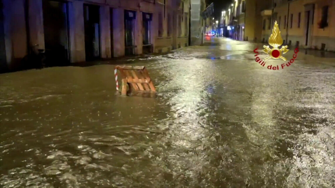 Maltempo, strade invase dall’acqua a Faenza Maltempo, strade invase dall’acqua a Faenza