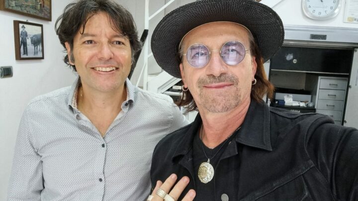 Bono Vox a piazza Orefici per indossare il Vesuvio al dito