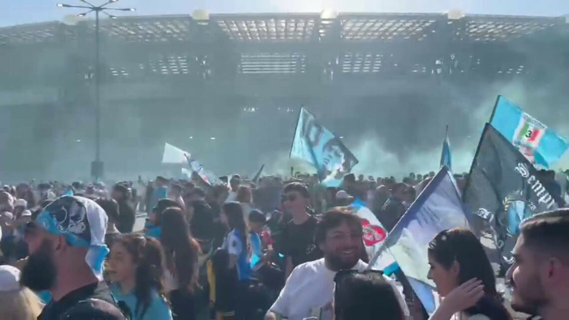 Festa scudetto a Napoli, marea di tifosi fuori dallo stadio Maradona Festa scudetto a Napoli, marea di tifosi fuori dallo stadio Maradona
