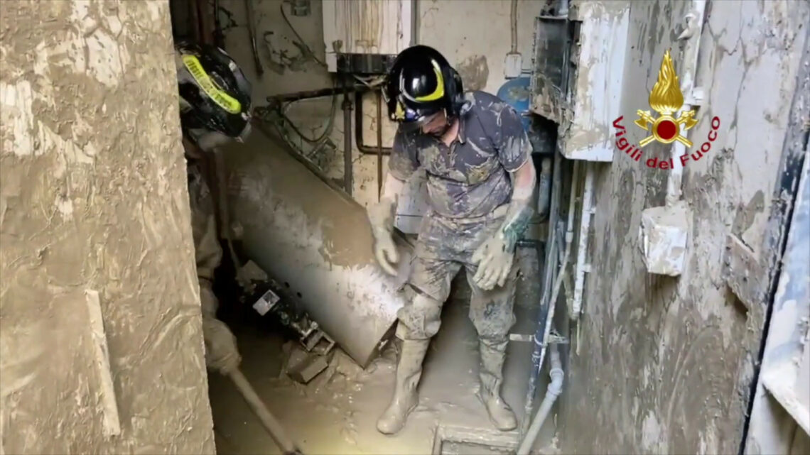 Alluvione in Romagna, corsa per liberare le case dal fango Alluvione in Romagna, corsa per liberare le case dal fango