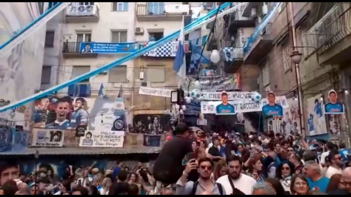 Festa scudetto a Napoli, per le vie della città si cammina a fatica Festa scudetto a Napoli, per le vie della città si cammina a fatica