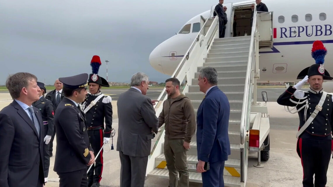 Zelensky in visita a Roma, l’arrivo all’aeroporto di Ciampino Zelensky in visita a Roma, l’arrivo all’aeroporto di Ciampino