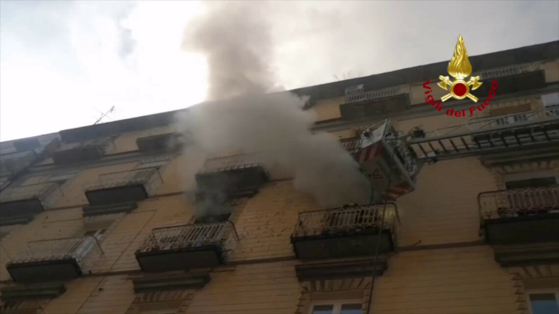 Incendio in appartamento a Napoli, evacuate persone bloccate dal fumo Incendio in appartamento a Napoli, evacuate persone bloccate dal fumo