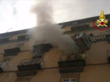 Incendio in appartamento a Napoli, evacuate persone bloccate dal fumo