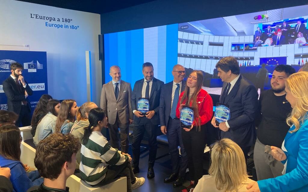 Festa dell’Europa, centinaia di studenti in tour virtuale al Parlamento con il Metaverso Festa dell’Europa, centinaia di studenti in tour virtuale al Parlamento con il Metaverso
